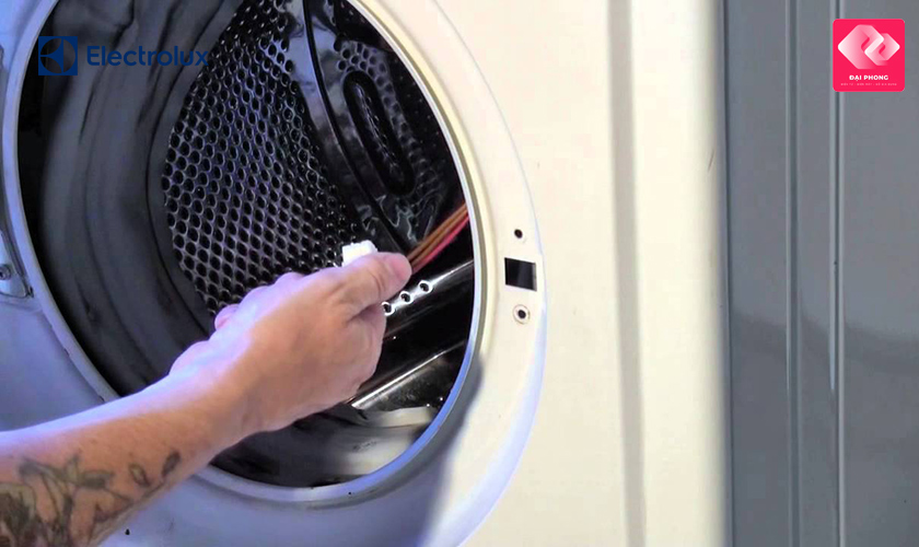 Kiểm tra và sửa bộ phận khóa cửa máy giặt