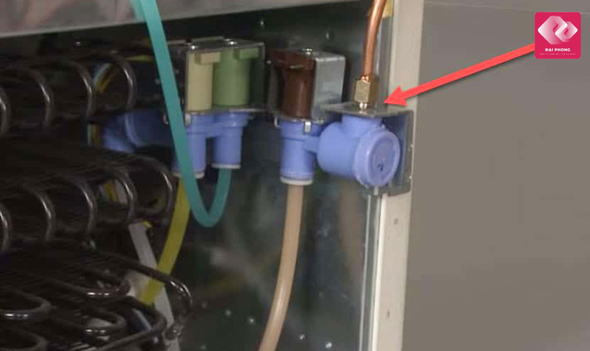 Kiểm tra hệ thống van cấp và bơm nước của tủ lạnh